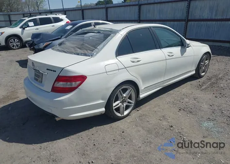 2010 Mercedes-Benz C 300 Luxury/Sport z USA, uszkodzony, nr VIN WDDGF5EB8AF421926